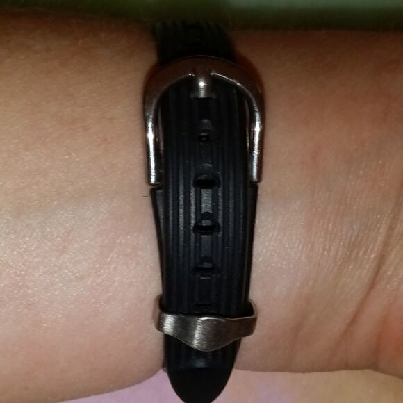 Ladies Armitron with a black rubber band and round silver face - Picture 3 of 9